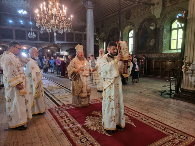 Разград - митрополит Наум - литургия - Великден - храм „Св. Николай Мирликийски Чудотворец”