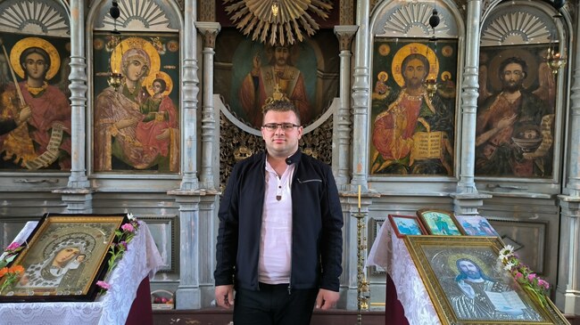 Ще живеем по-леко, ако мислим за земното и човешкото, смята Кристиян Паскалев, който доброволно поддържа храма в казанлъшкото село Овощник