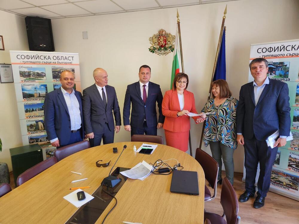 Нинова след регистрацията на листите в София: Ние не ви излъгахме, не влязохме в договорки и сглобки