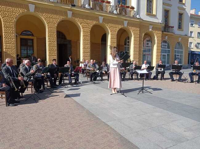 С духова музика Сливен отбеляза Деня на храбростта и празник на българската армия