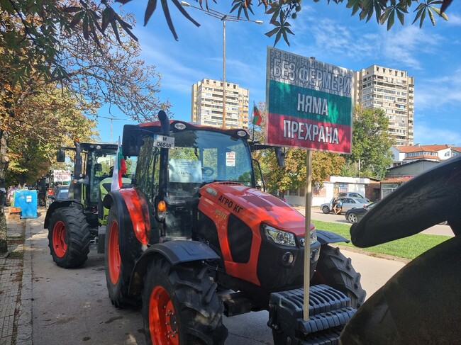 Видински зърнопроизводители излязоха на протест с тежка техника в защита на българското производство