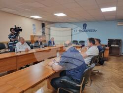 БТА: съпредседателите на ВМРО Ангел Джамбазки, Искрен Веселинов и Александър Сиди на среща със Синдикалната федерация на служителите в МВР