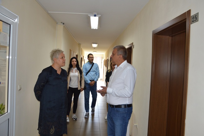 Ученическото общежитие към Спортен интернат в Благоевград с нов облик за началото на учебната 2022/2023 г., кметът Илко Стоянов посети новоремонтираната база