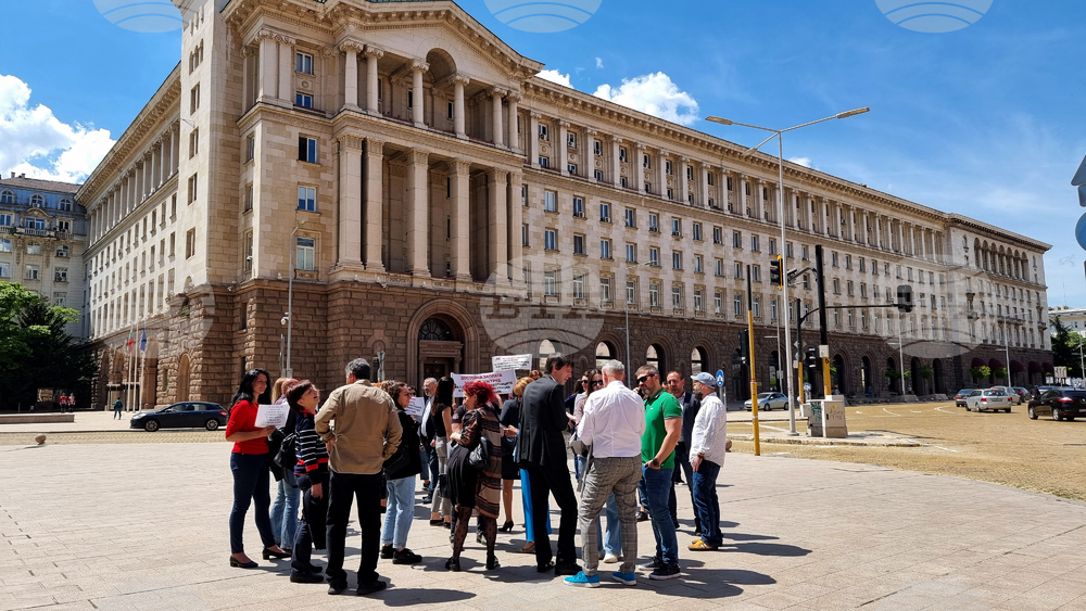 Sofia Region Administration Staff Protest in Front of Council of Ministers