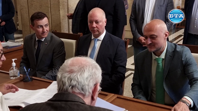 Листата на ГЕРБ-СДС за европейските избори е стабилна, заяви след регистрацията ѝ водачът Росен Желязков