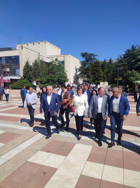 Нинова от Благоевград: Само БСП не влезе в сглобки и скрити договорки. Не предадохме хората