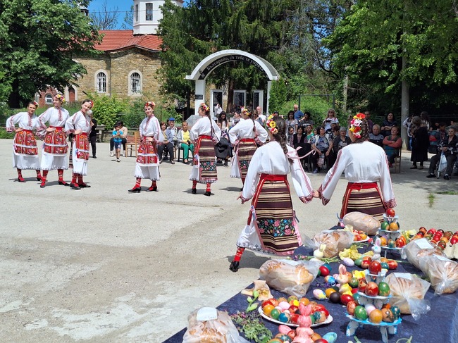 Община Ловеч: 150 козунака и писани яйца раздадоха в Малиново на великденски празник днес