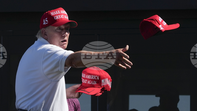 Протестиращи в полза на Гренландия излизат в Копенхаген с червени бейзболни шапки, пародиращи лозунга на Тръмп - МАГА