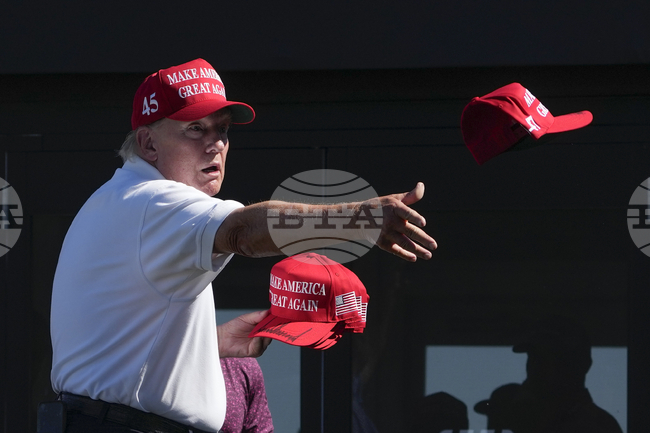 Протестиращи в полза на Гренландия излизат в Копенхаген с червени бейзболни шапки, пародиращи лозунга на Тръмп - МАГА