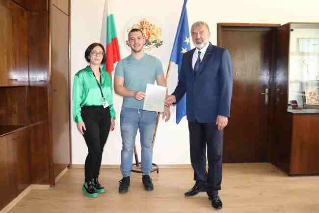 Четвъртокурсник от УНСС приключи успешно стажа си в Областната администрация в Русе 