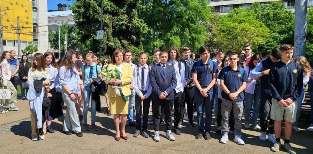 Корнелия Нинова: Учебниците до 12-ти клас трябва да бъдат безплатни