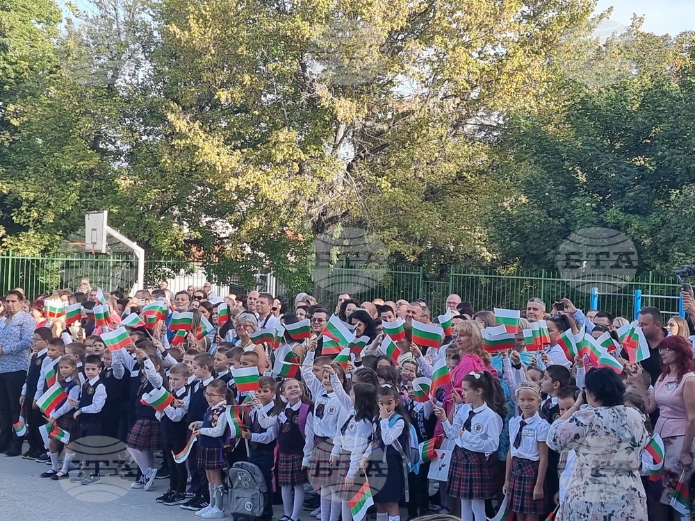 В община Плевен над 900 първокласници влязоха днес в класните стаи