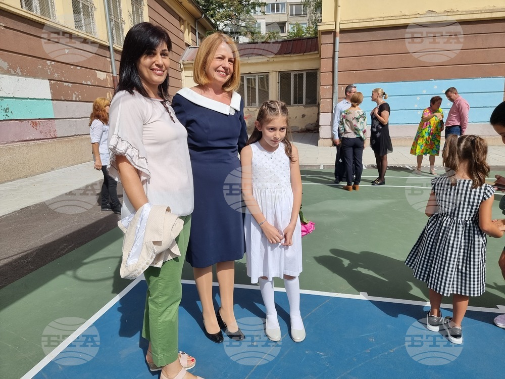 Кметът на София Йорданка Фандъкова посочи, че всяка година броят на учениците в столицата се увеличава