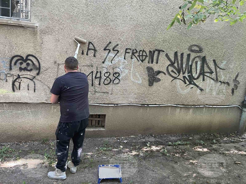 Акция заличи над 50 свастики и цинични надписи по фасади на сгради в ж.к. "Яворов" в столицата