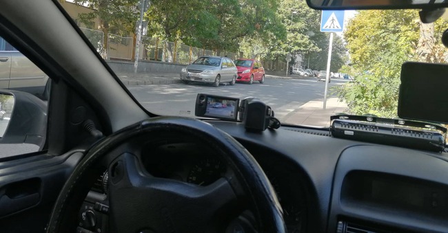 Небрандирани автомобили на полицията в Сливен следят за нарушения на пешеходни пътеки в първия учебен ден