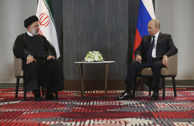 Путин е обсъдил с иранския президент Раиси взаимноизгодни проекти в енергетиката и транспорта, съобщи Кремъл