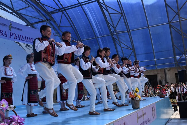 Община Ловеч: 7-ият фестивал за обработен фолклор „Люлякова ръченица“ в Ловеч на 12 май