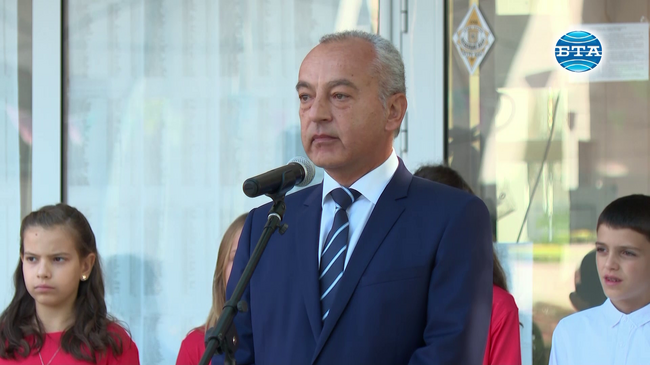 Деца, вие сте съвременните пазители на българските букви, заяви служебният премиер Гълъб Донев