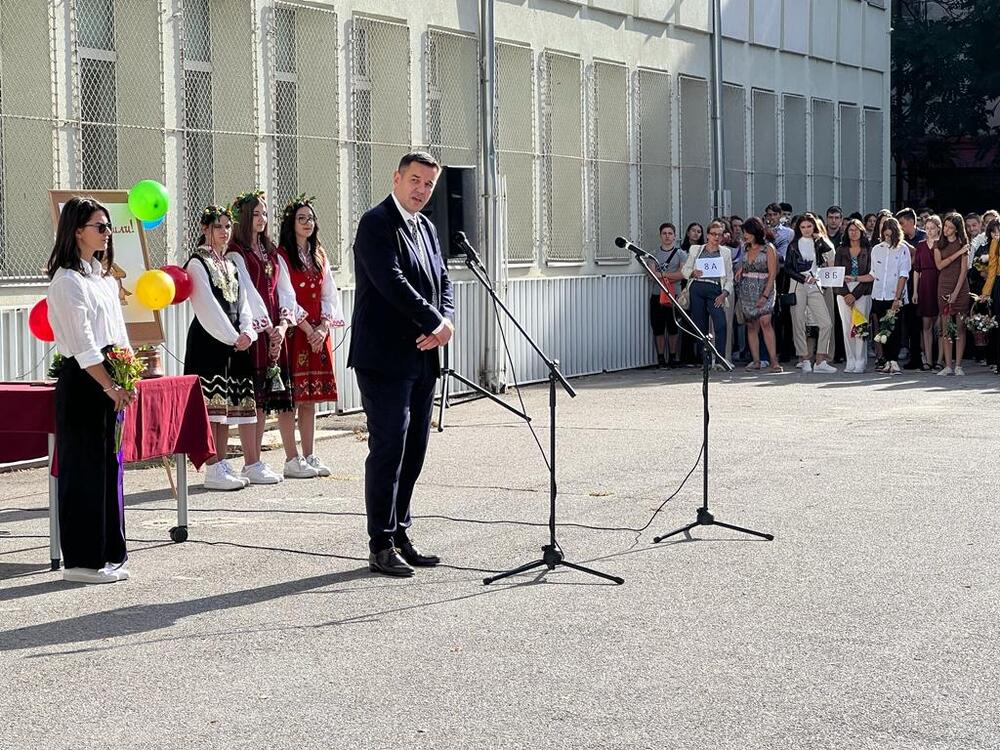 Като възпитаник на Немската езикова гимназия, министър Никола Стоянов откри новата учебна година в училището