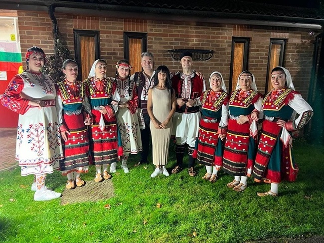 Клуб „Хоп троп“ от Фарнбъро представиха домакините на събора „На мегдана на другата България“ в Палма де Майорка