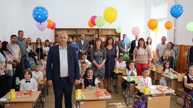 Всички първокласници в Ардинско получиха книжки от кмета инж. Изет Шабан