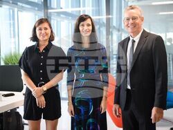 Българският еврокомисар Мария Габриел откри първия по рода си форум „Европейски иновационен кампус“ заедно с кмета на Ница - Кристиан Естрози и областния управител на френския регион „Южен“ - Рено Мюзелие. 