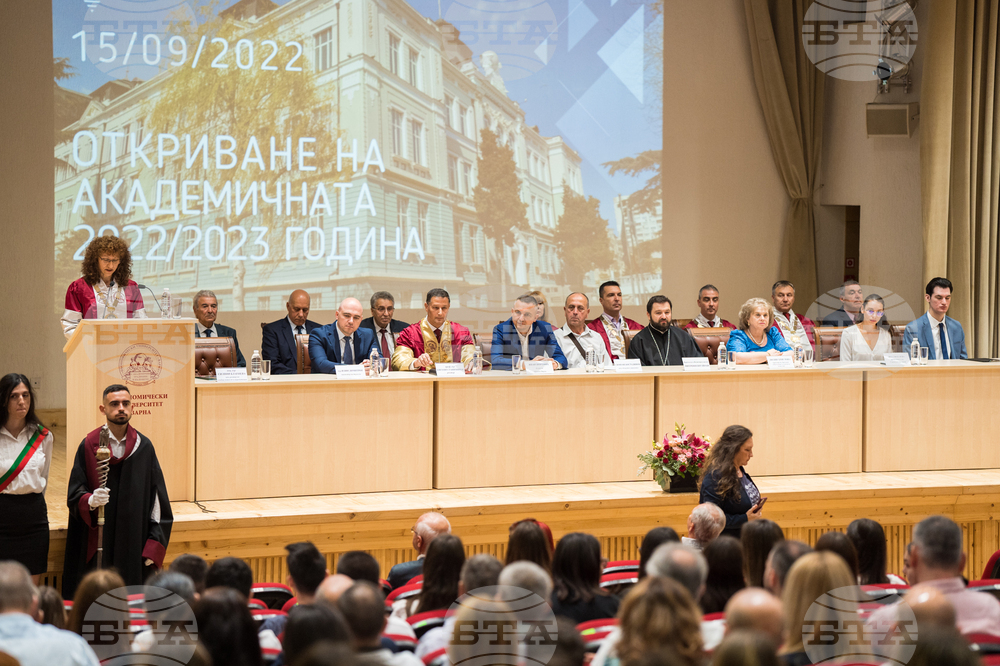 Ректорът на Икономически университет – Варна пожела на студентите да не забравят, че успехът е работа
