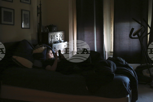 Екранното време в леглото е свързано с влошаване на съня, установи изследване