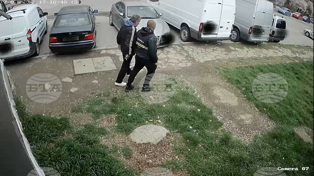Полицията издирва двама души за побой