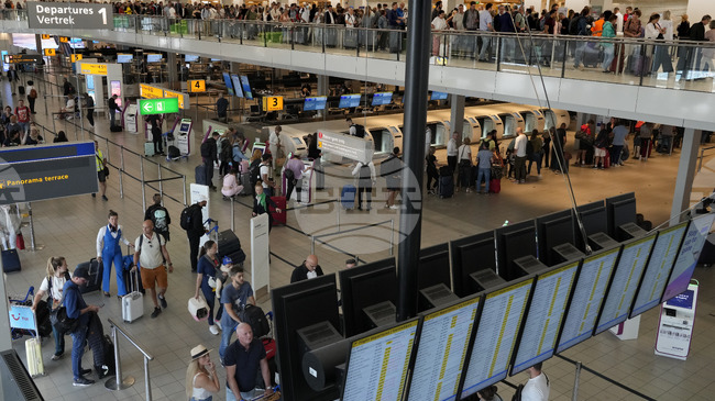 Летище „Схипхол“ планира 10-процентово намаление на летищните такси за авиокомпаниите до края на 2027 г. заради скъпия керосин