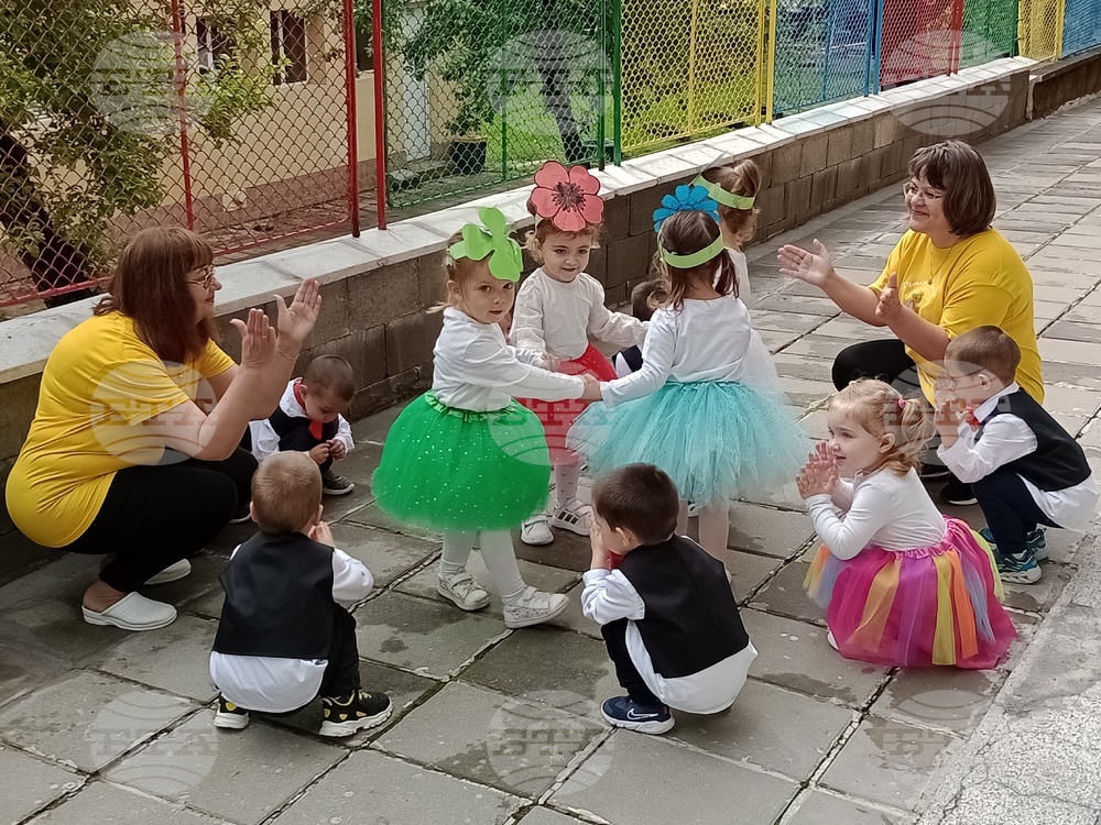 Велико Търново - откриване на мозаечно пано в Детска ясла "Пролет"