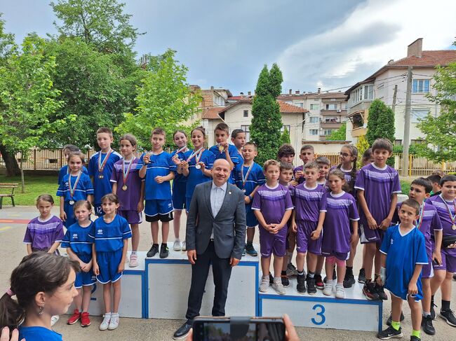 Кметът на Ловеч Страцимир Петков награди победителите от състезанията по лека атлетика в спартакиадата „Пламъчета сини“