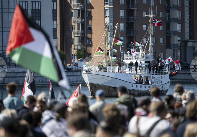 Кораб с хуманитарна помощ приближава бреговете на Газа