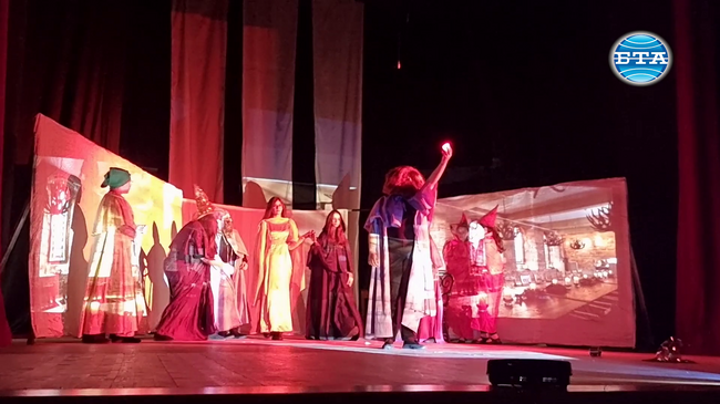 Ученици от езиковата гимназия във Видин представят пиесата „Харди Потър и тайният дар“