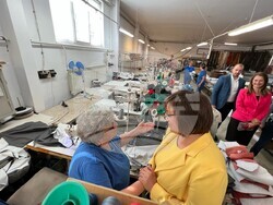 Снимка: БСП - Корнелия Нинова се срещна с работниците в два завода в Ловеч и Горна Оряховица