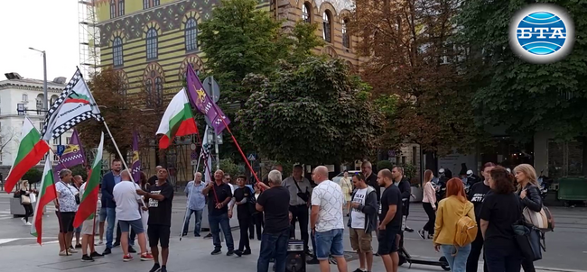 Таксиметрови шофьори излязоха на протест в подкрепа на нападнат техен колега и срещу решението на съда