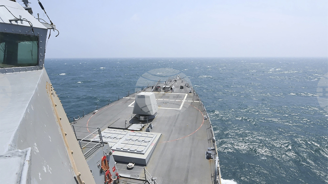 Китайската армия наблюдава преминаването на американски кораби през Тайванския проток 