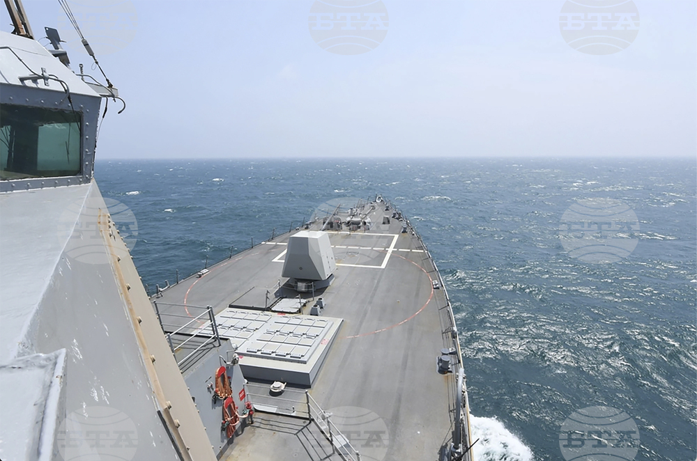 Китайската армия наблюдава преминаването на американски кораби през Тайванския проток 