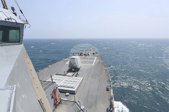 Китайската армия наблюдава преминаването на американски кораби през Тайванския проток 