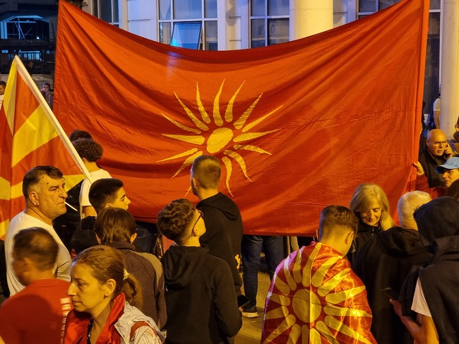 Лидерът на опозиционната СДСМ не може да поеме отговорност за решаване на спора с България, заявиха управляващите в Северна Македония