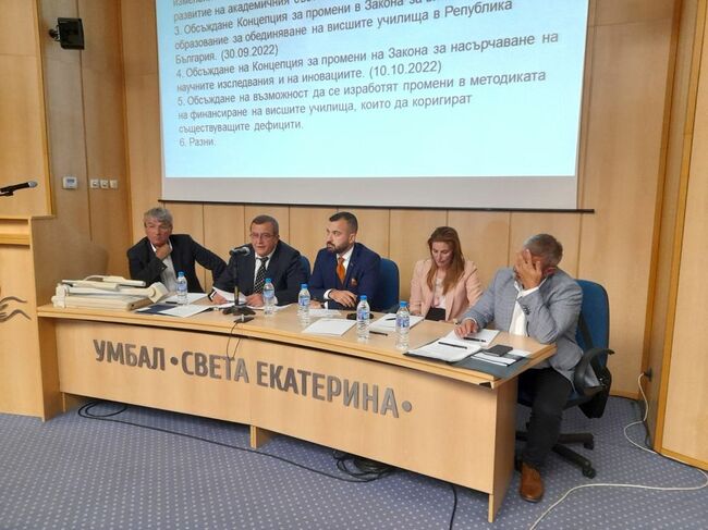 Няма да се правят спешно неподготвени промени във висшето образование, заяви образователният министър Сашо Пенов