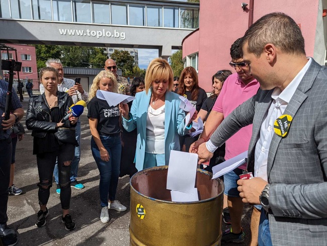 Манолова и Изправи се България изгориха фактури на Топлофикация