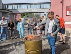 Манолова и Изправи се България изгориха фактури на Топлофикация