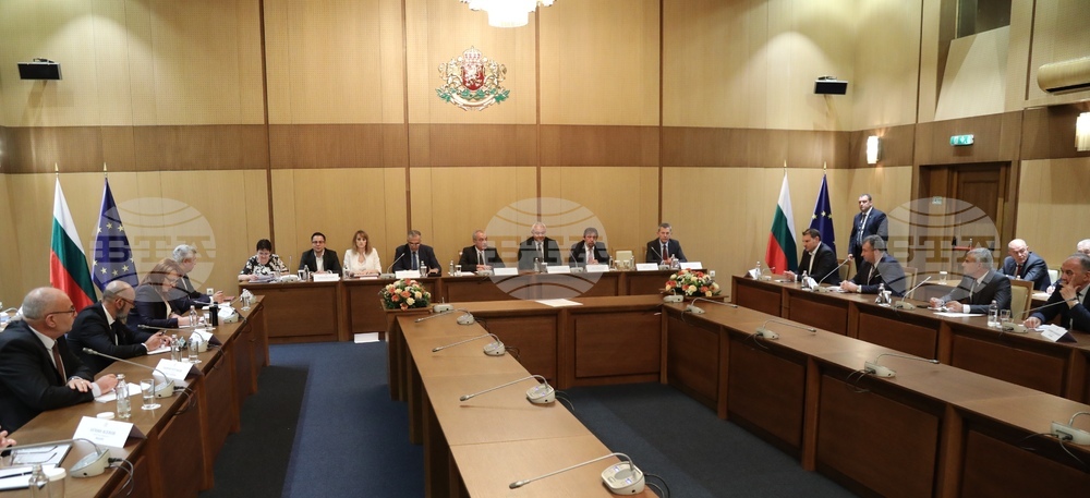 Организацията на изборите и координацията с областните управители по редица заварени проблеми бяха обсъдени в рамките на инициирана от премиера Гълъб Донев среща