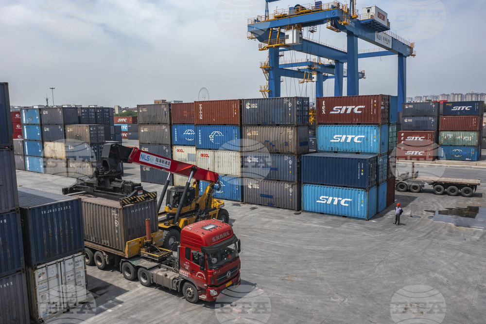 Китайският износ се сви неочаквано през октомври заради спад в поръчките от САЩ и слабо вътрешно търсене