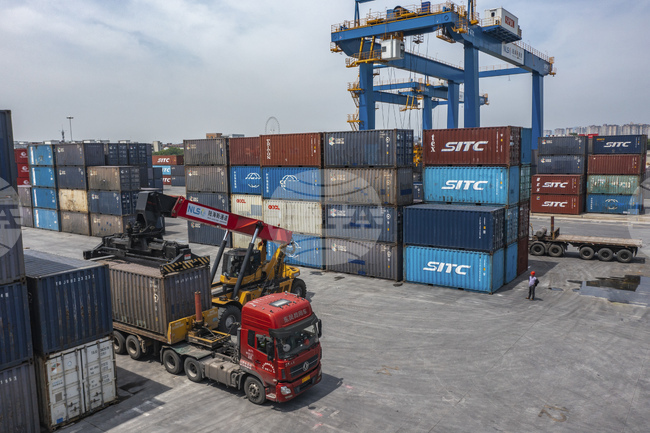 Китайският износ се сви неочаквано през октомври заради спад в поръчките от САЩ и слабо вътрешно търсене