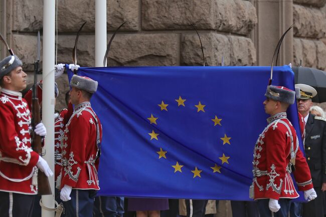 Flag-Raising Ceremony on Europe Day Held in Front of Presidential Building