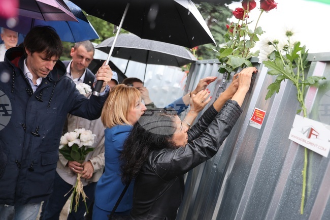 Паметник на съветската армия - цветя