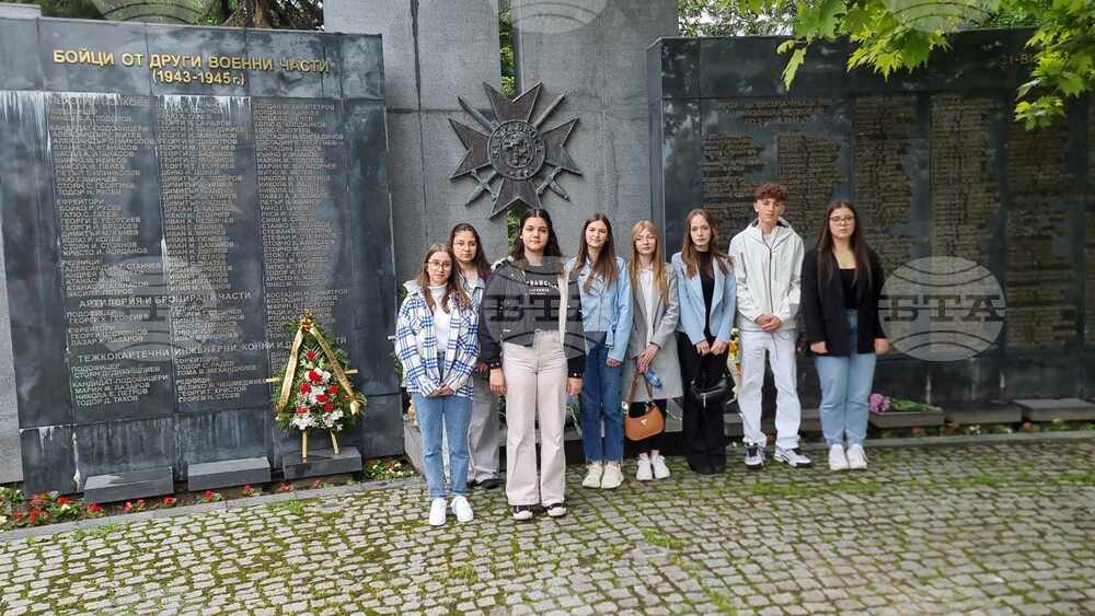 В Деня на Европа силистренци се поклониха пред паметника на 31-ви полк