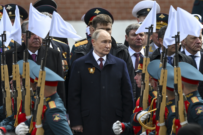 Русия чества победата във Втората световна война, Путин обвини Запада, че подклажда глобални конфликти